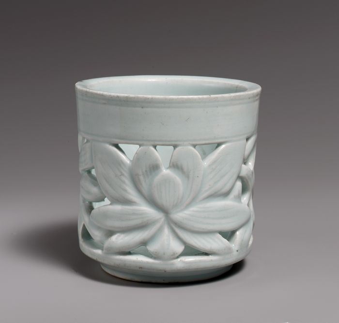 Brush holder with lotus decoration