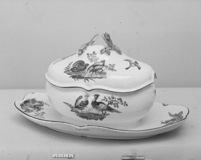 Sauce tureen