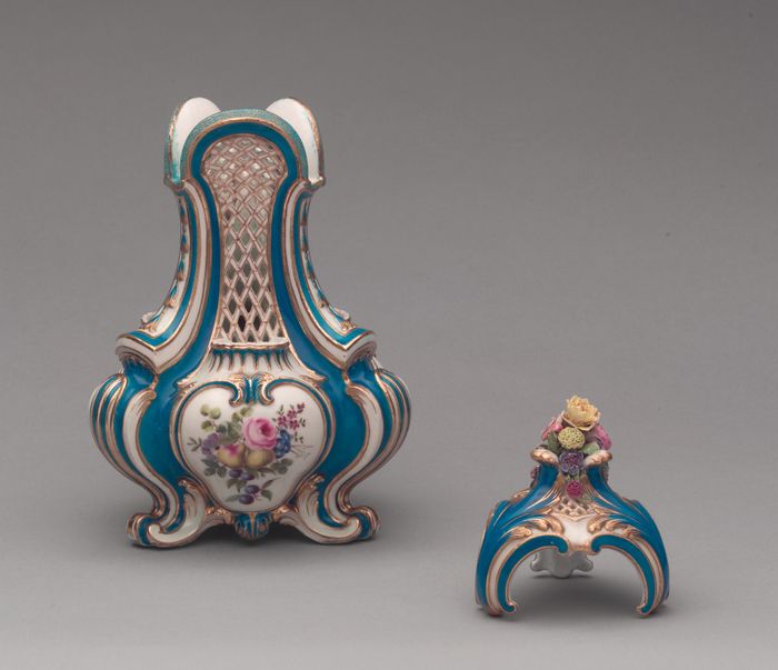 Vase with cover (vase pot-pourri triangle) (one of a pair)