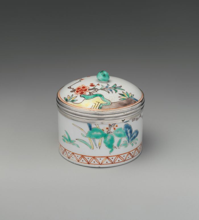 Pomade pot with cover