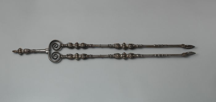 Tongs (part of a set)