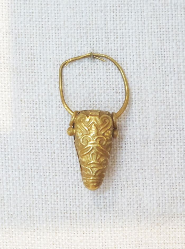 Gold pendant in the form of a bull's head