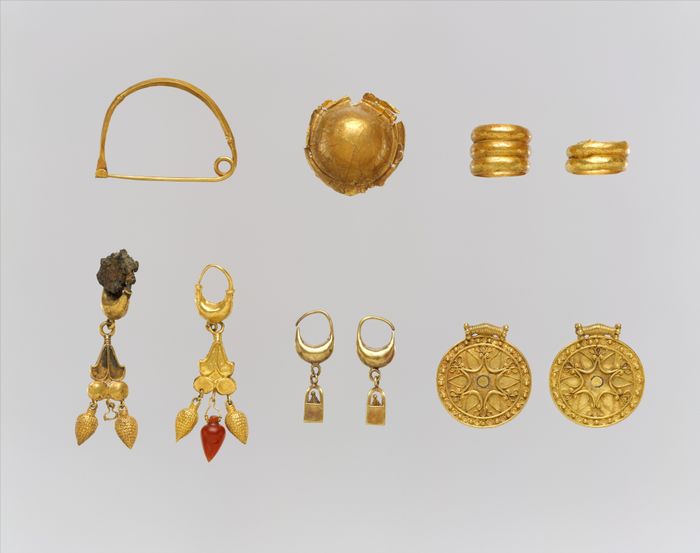 Gold pendant