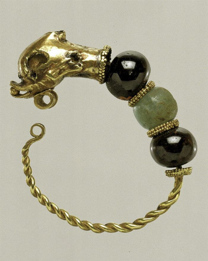 Gold, beryl, and garnet earring with head of a doplhin