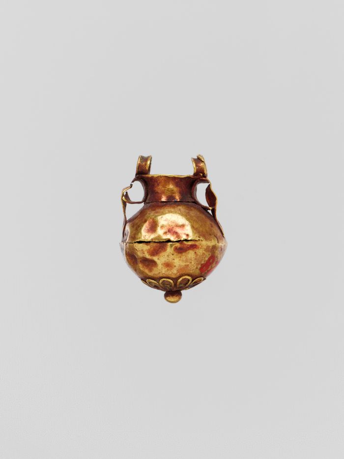 Gold pendant in the form of a vase