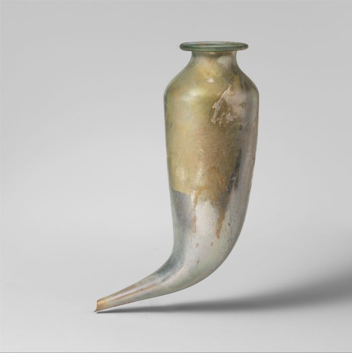 Glass rhyton (drinking horn)