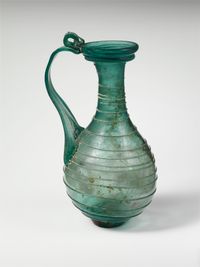 Glass pendant in the form of a bunch of grapes