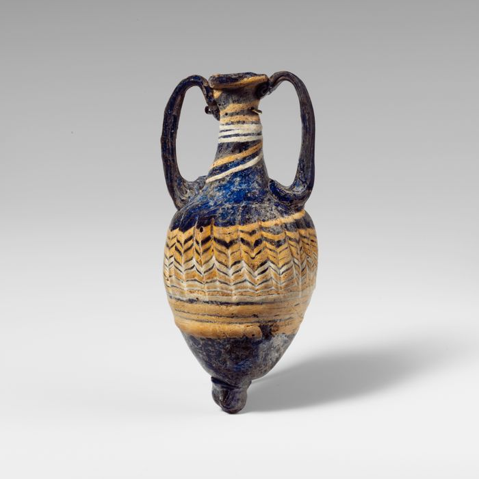 Glass amphoriskos (perfume bottle)