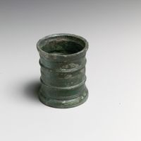 Glass lentoid bottle