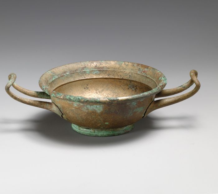 Bronze kylix (drinking cup)
