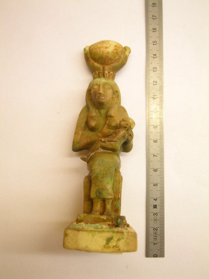 figurine d'Isis allaitant