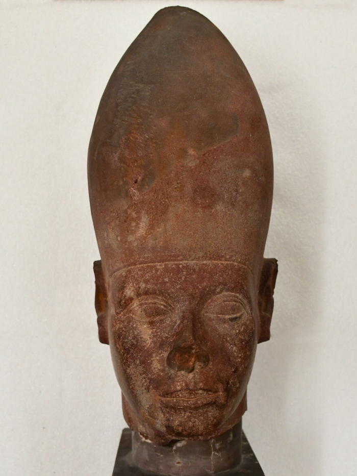 statue